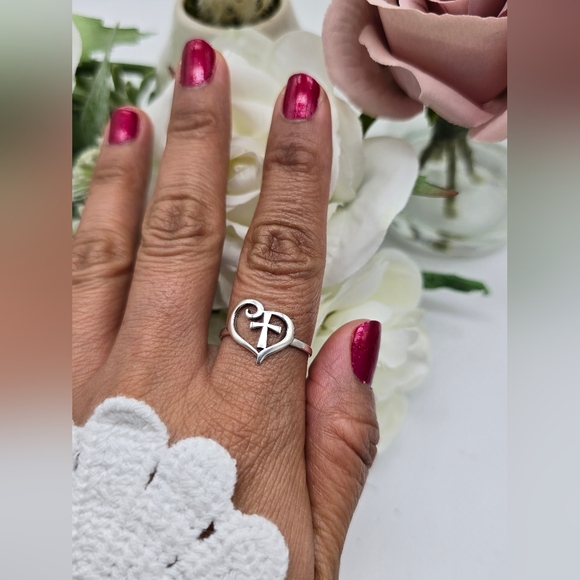 ♥️ DULCE CRUZ RING - Picture 3 of 5